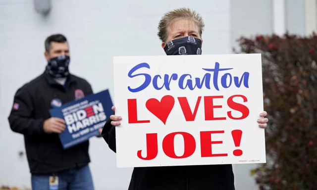 Người ủng hộ ông Biden tại quê nhà giơ biểu ngữ chào mừng khi ông xuất hiện