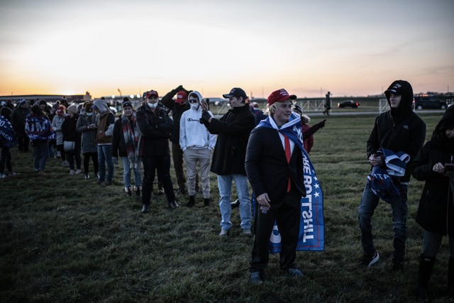 Những người ủng hộ ông Trump xếp hàng chờ đợi tới thời điểm bầu cử tại Michigan