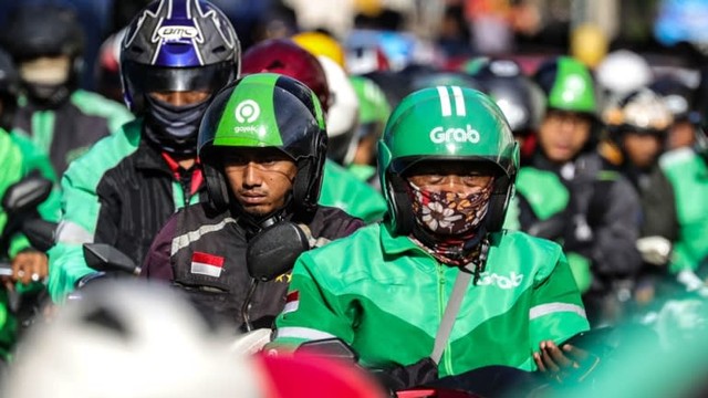 Tài xế Grab và Gojek trên đường phố Indonesia