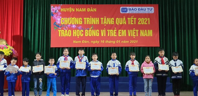 Các em học sinh nhận học bổng Vì trẻ em Việt Nam