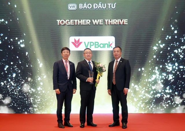 Ông Mochizuki Masashi đại diện VPBank nhận cúp vinh danh