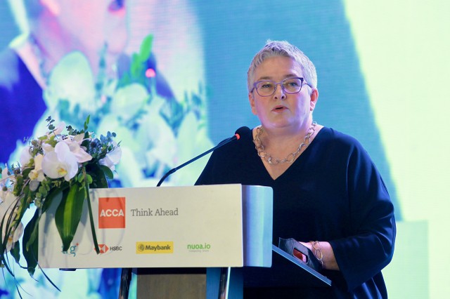 Bà Helen Brand OBE, Giám đốc điều hành của ACCA phát biểu tại Diễn đàn