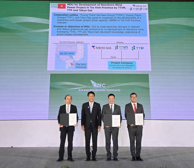 Bộ trưởng Bộ Kinh tế - Thương mại - Công nghiệp Nhật Bản (METI) chụp ảnh cùng đại diện các doanh nghiệp tham gia ký kết Bộ trưởng Bộ Kinh tế - Thương mại - Công nghiệp Nhật Bản (METI) chụp ảnh cùng đại diện các doanh nghiệp tham gia ký kết