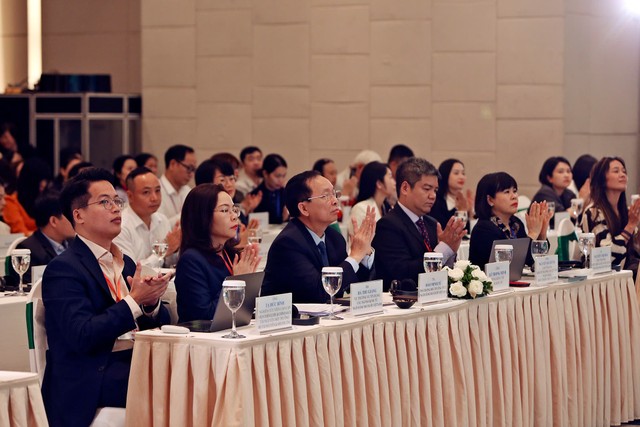 TS. Đào Minh Tú (thứ 3từ trái qua), Phó Thống đốc thường trực Ngân hàng Nhà nước tham dự Hội thảo. Ảnh: Dũng Minh