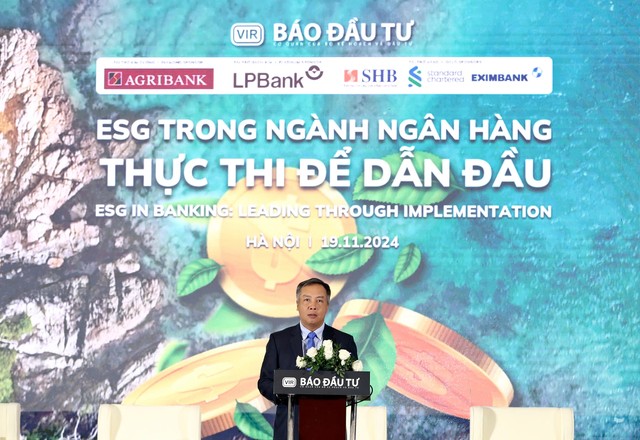 "Bằng việc áp dụng các chính sách ưu tiên với doanh nghiệp thực hiện tốt các tiêu chuẩn ESG và hạn chế tín dụng cho những hoạt động gây tổn hại tới môi trường và xã hội, ngân hàng đóng vai trò mắt xích rất quan trọng trong chuỗi hành động về ESG" - ông Lê Trọng Minh, Tổng Biên tập Báo Đầu tư. Ảnh: Dũng Minh