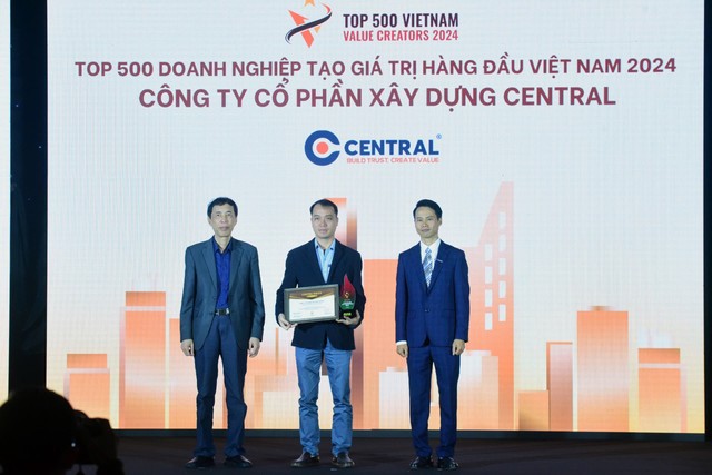 Đại diện Công ty cổ phần Xây dựng Central nhận vinh danh