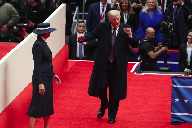 Ông Donald Trump và bà Melania đến dự lễ diễu hành nhậm chức trong nhà
