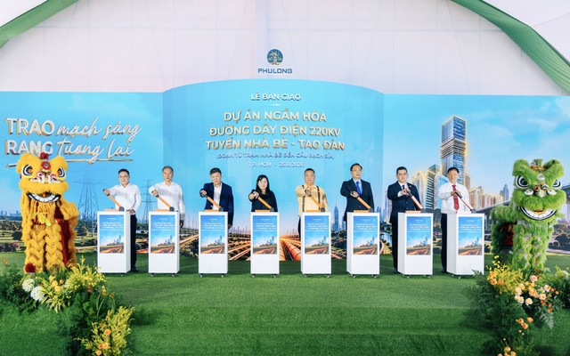 Các đại biểu thực hiện nghi thức bàn giao, đưa vào vận hành công trình ngầm hóa đường dây điện 220kV Nhà Bè – Tao Đàn, đoạn từ trạm Nhà Bè đến cầu Rạch Đỉa Các đại biểu thực hiện nghi thức bàn giao, đưa vào vận hành công trình ngầm hóa đường dây điện 220kV Nhà Bè – Tao Đàn, đoạn từ trạm Nhà Bè đến cầu Rạch Đỉa