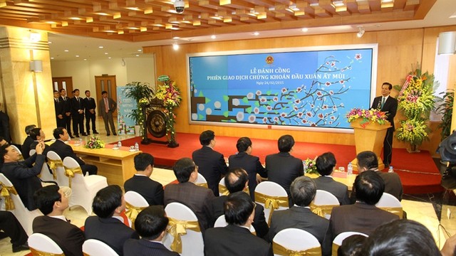 Thủ tướng Nguyễn Tấn Dũng đánh cồng khai trương phiên giao dịch đầu xuân ảnh 4