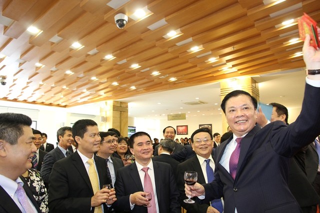 Thủ tướng Nguyễn Tấn Dũng đánh cồng khai trương phiên giao dịch đầu xuân ảnh 6