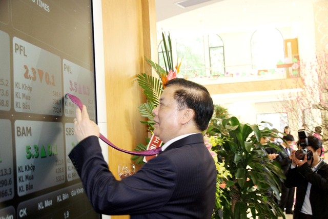Thủ tướng Nguyễn Tấn Dũng đánh cồng khai trương phiên giao dịch đầu xuân ảnh 7