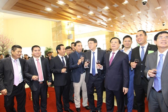 Thủ tướng Nguyễn Tấn Dũng đánh cồng khai trương phiên giao dịch đầu xuân ảnh 8