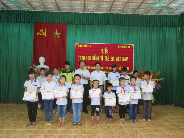 Báo đầu tư trao 70 suất học bổng trong chuyến hành hương về “Thủ đô khu giải phóng“ ảnh 3