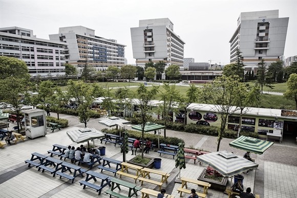 Soi công nhân sản xuất iPhone qua khe cửa nhà máy ảnh 2