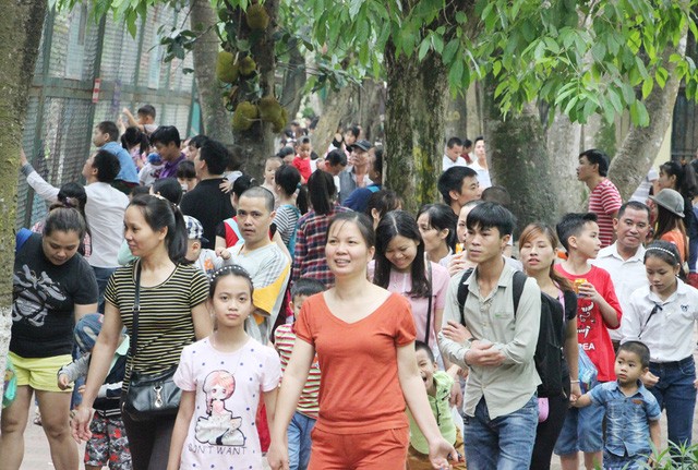 Hà Nội: “Biển người” đổ về công viên Thủ Lệ vui chơi ngày 30/4 ảnh 3