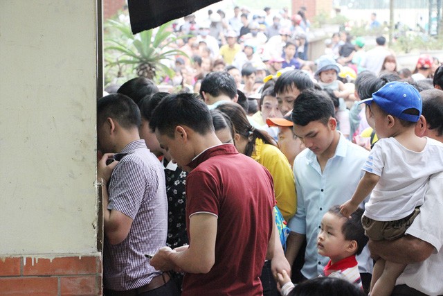 Quầy bán vé vào cửa đã quá tải ngay từ sớm.
