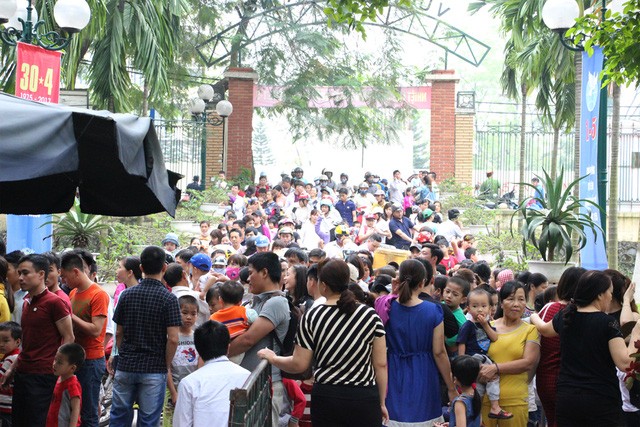 Lúc 8h15 sáng 30/4, tại vị trí cổng vào công viên Thủ Lệ trên đường Kim Mã đã chật cứng người.