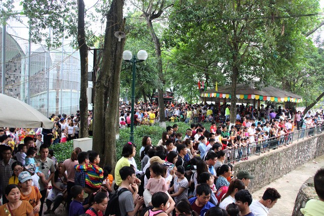 Hà Nội: “Biển người” đổ về công viên Thủ Lệ vui chơi ngày 30/4 ảnh 9