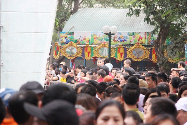 Hà Nội: “Biển người” đổ về công viên Thủ Lệ vui chơi ngày 30/4 ảnh 6