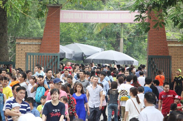 Đến 10h30 sáng cùng ngày, lượng người vẫn tiếp tục đổ về công viên Thủ Lệ.