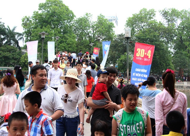  Các lối đi trong công viên Thủ Lệ luôn trong tình trạng đông kín người. 