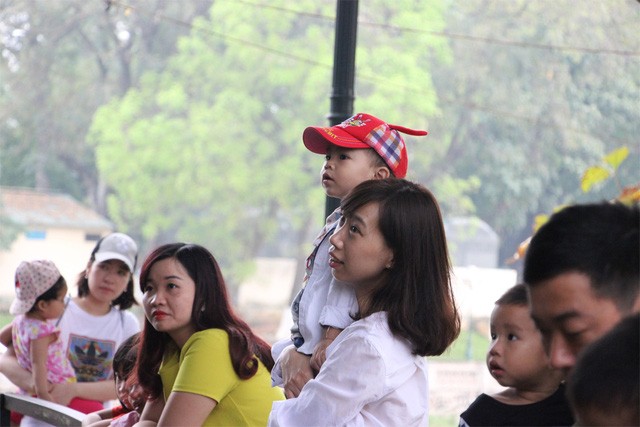  Những đứa trẻ dù toát mồ hôi trong đám đông chen lấn vẫn tỏ ra rất thích thú. 