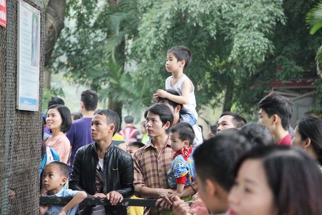 Hà Nội: “Biển người” đổ về công viên Thủ Lệ vui chơi ngày 30/4 ảnh 11