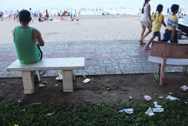 Bãi biển Nha Trang bị rác “tấn công” trong dịp lễ 30/4 ảnh 10