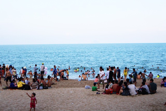 Bãi biển Nha Trang bị rác “tấn công” trong dịp lễ 30/4 ảnh 1