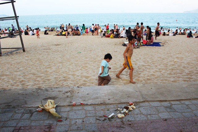 Bãi biển Nha Trang bị rác “tấn công” trong dịp lễ 30/4 ảnh 3