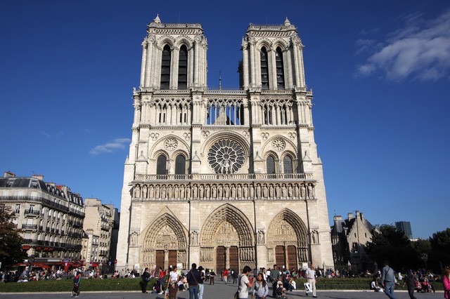 Nhà thờ Đức Bà Paris là một nhà thờ Công giáo tiêu biểu cho phong cách kiến trúc gothic trên đảo Île de la Cité (nằm giữa dòng sông Seine) của Paris. Đây cũng là nhà thờ chính tòa của Tổng giáo phận Paris. Nơi này xây từ thế kỷ 12 và thu hút khách tôn giáo, phi tôn giáo từ khắp nơi trên thế giới.