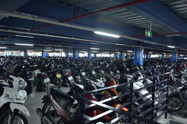 Vã mồ hôi tìm phương tiện trong “ma trận” bãi xe sân bay Tân Sơn Nhất ảnh 1