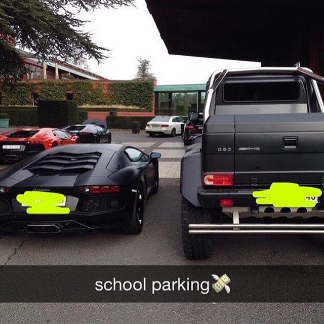 Đây là bãi đỗ xe dành cho các phụ huynh của một trường học tư với hàng loạt siêu xe.