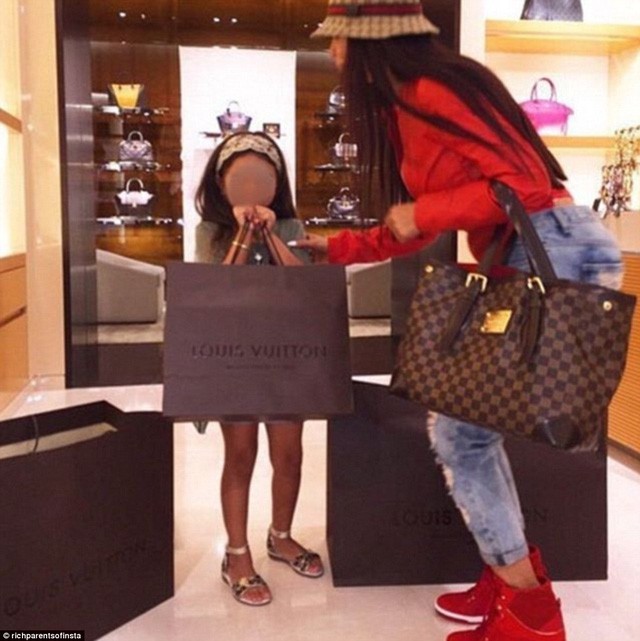 Một bà mẹ trong Hội nhà giàu đưa con gái đi mua sắm.