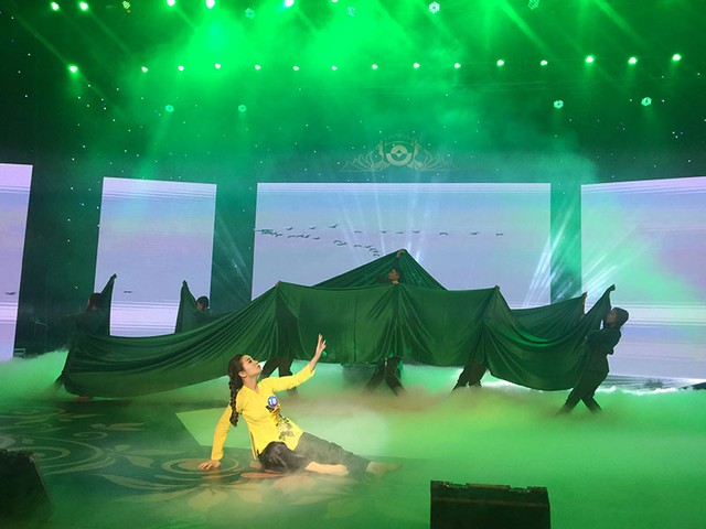 Lộ diện Hoa khôi Hương sắc LienVietPostBank 2017 ảnh 3