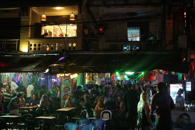 Khách Tây cuồng nhiệt đón năm mới 2018 ở phố cổ Hội An ảnh 10