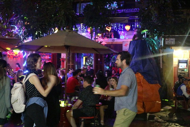 Khách Tây cuồng nhiệt đón năm mới 2018 ở phố cổ Hội An ảnh 1