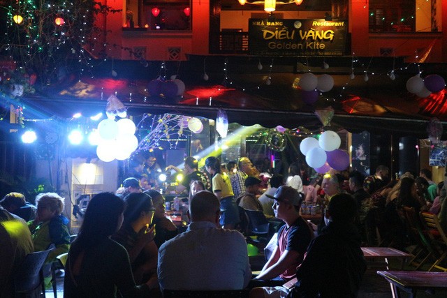 Khách Tây cuồng nhiệt đón năm mới 2018 ở phố cổ Hội An ảnh 3