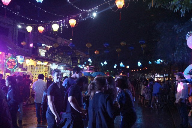 Khách Tây cuồng nhiệt đón năm mới 2018 ở phố cổ Hội An ảnh 6