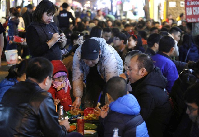 Muôn cách bạn trẻ Hà Nội đón năm mới ảnh 4