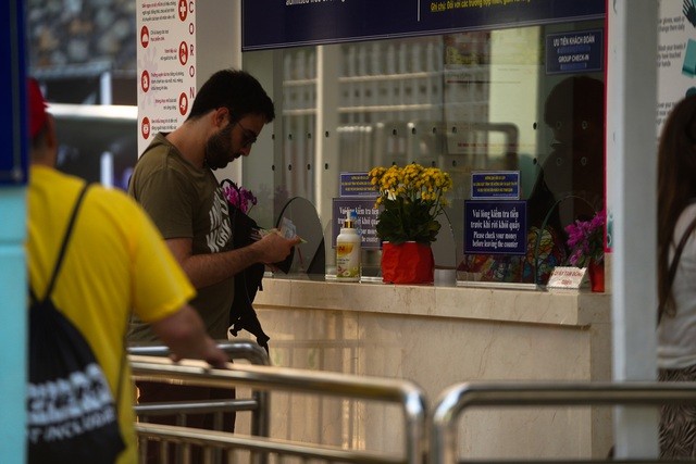 Lý do khách Tây hờ hững với khẩu trang và nước rửa tay ảnh 10