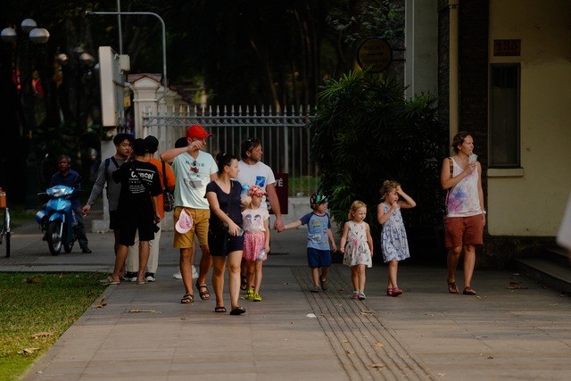 Lý do khách Tây hờ hững với khẩu trang và nước rửa tay ảnh 1