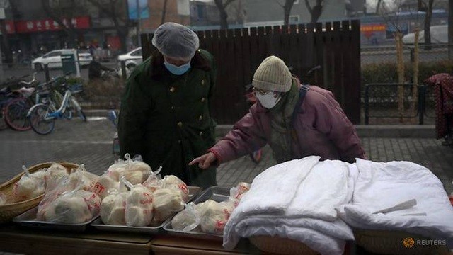 Nhà hàng “vật lộn” bán lẻ từng mớ rau để bù lỗ vì dịch bệnh ảnh 2