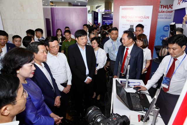 Phó thủ tướng Lê Minh Khái, Thống đốc Nguyễn Thị Hồng cùng các đại biểu tham quan gian hàng của Agribank.