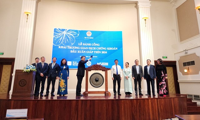 Ông Nguyễn Đức Chi, Thứ trưởng Bộ Tài chính thực hiện nghi thức đánh cồng khai trương giao dịch đầu Xuân Giáp Thìn 2024 tại HOSE