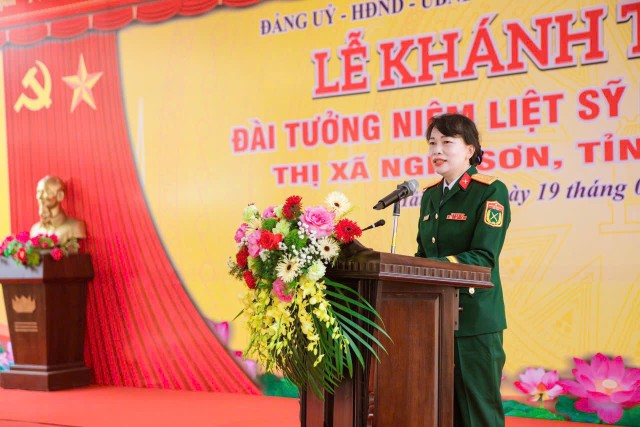 Bà Lê Thị Lợi – Trưởng Ban kiểm soát MB phát biểu tại Lễ khánh thành Đài Tưởng niệm liệt sỹ phường Hải Bình, thị xã Nghi Sơn, tỉnh Thanh Hóa