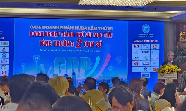 PGS.TS. Trần Đình Thiên chia sẻ tại Café Doanh nhân HUBA