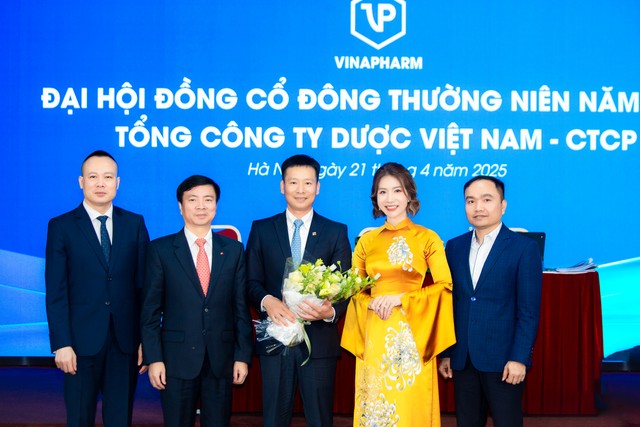 Hội đồng quản trị chúc mừng ông Nguyễn Tiến Dũng - Thành viên Hội đồng quản trị được bầu bổ sung tại Đại hội