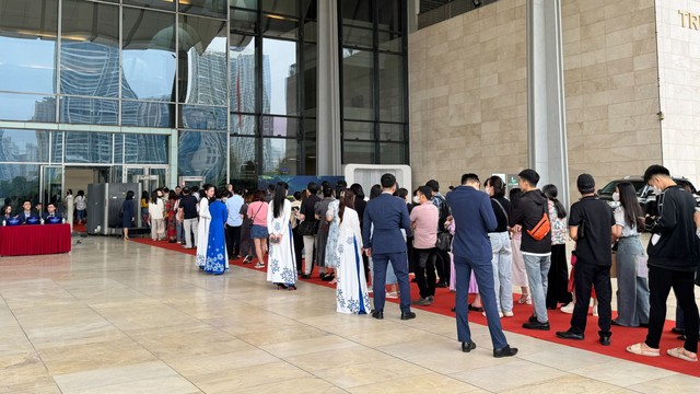 Dù đại hội đã bắt đầu khai mạc nhưng cổ đông vẫn xếp hàng dài để vào Hội trường