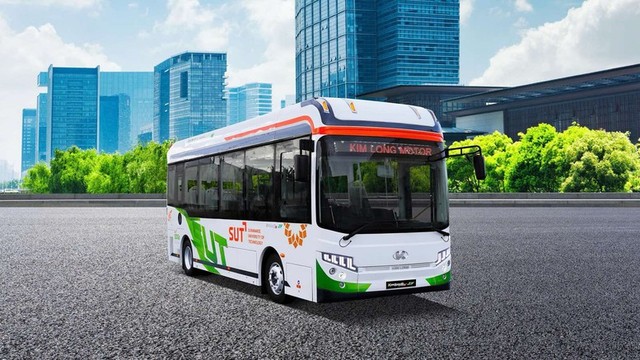 KIMLONGB30-EV sở hữu thiết kế tối giản với chiều dài tổng thể khoảng 8 mét, giúp xe vận hành linh hoạt trong điều kiện giao thông đô thị.